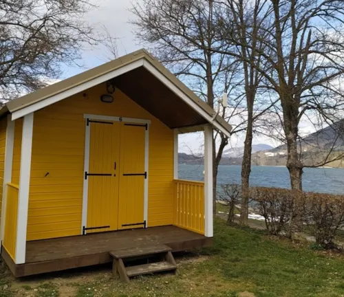 Location - Hutte Petit Chalet De 14 M² Sans Sanitaire - image n°1 - Camping Au Pré Du Lac