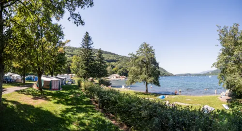 Emplacement - Emplacement Vu Lac - image n°1 - Camping Au Pré Du Lac