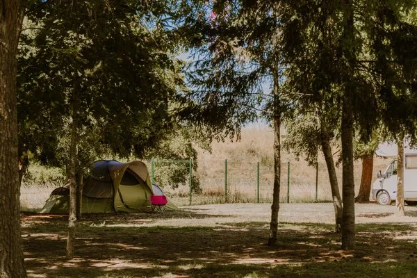 Emplacement - Forfait Camping (Emplacement, 2 Personnes, 1 Véhicule) - Camping Onlycamp Les Halles
