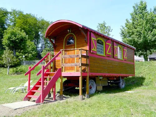 Location - Roulotte Rouge Fougères - image n°2 - Camping Les 7 Laux