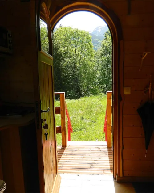 Location - Roulotte Rouge Fougères - image n°3 - Camping Les 7 Laux