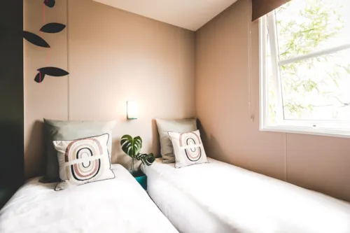 Location - Mobil Home Côté Jardin Grand Confort Proche Lac, Privatif  3 Chambres, 2 Salles D'eau - image n°8 - Camping D'Herbelon