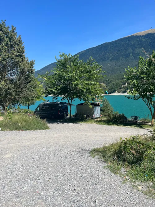 Stellplatz - Stellplatz Am Seeufer: Umfasst 1 Fahrzeug, 1 Zelt Oder 1 Wohnwagen Oder 1 Van Oder 1 Wohnmobil - image n°8 - Camping D'Herbelon