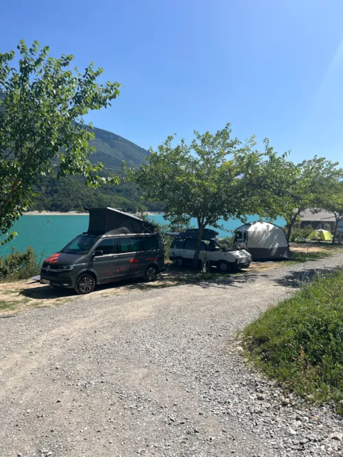Stellplatz - Stellplatz Am Seeufer: Umfasst 1 Fahrzeug, 1 Zelt Oder 1 Wohnwagen Oder 1 Van Oder 1 Wohnmobil - image n°9 - Camping D'Herbelon