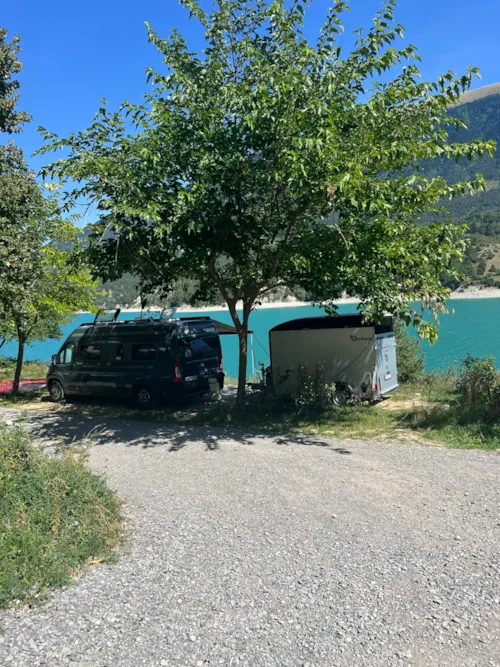 Stellplatz - Stellplatz Am Seeufer: Umfasst 1 Fahrzeug, 1 Zelt Oder 1 Wohnwagen Oder 1 Van Oder 1 Wohnmobil - image n°2 - Camping D'Herbelon