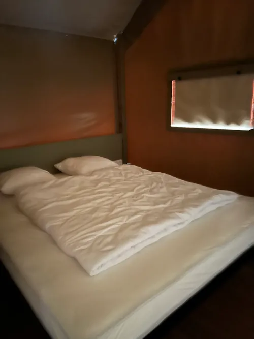 Mietunterkunft - Lodge-Zelt Comfort Am Seeufer Mit Blick Auf Den See, 2 Schlafzimmer, 1 Badezimmer - image n°5 - Camping D'Herbelon