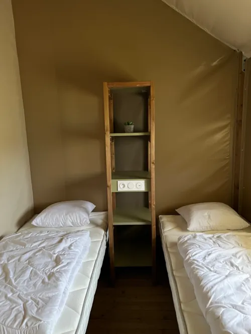 Mietunterkunft - Lodge-Zelt Comfort Am Seeufer Mit Blick Auf Den See, 2 Schlafzimmer, 1 Badezimmer - image n°6 - Camping D'Herbelon
