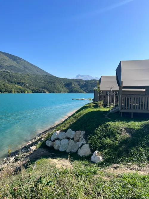 Mietunterkunft - Lodge-Zelt Comfort Am Seeufer Mit Blick Auf Den See, 2 Schlafzimmer, 1 Badezimmer - image n°1 - Camping D'Herbelon