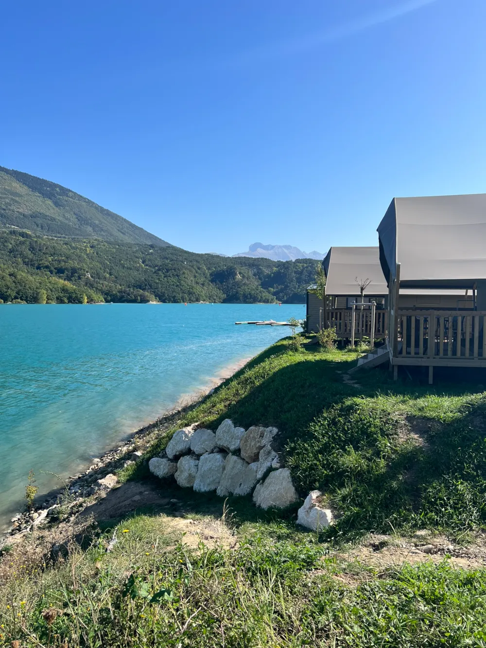 Tent Lodge Confort on the edge of and facing the lake, 2 bedrooms, 1 shower room
