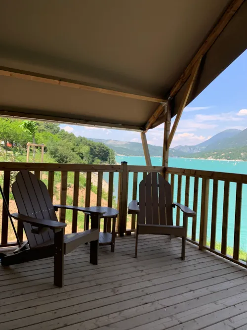 Mietunterkunft - Lodge-Zelt Comfort Am Seeufer Mit Blick Auf Den See, 2 Schlafzimmer, 1 Badezimmer - image n°8 - Camping D'Herbelon