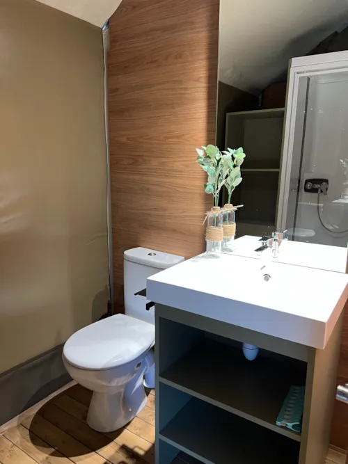 Mietunterkunft - Lodge-Zelt Comfort Am Seeufer Mit Blick Auf Den See, 2 Schlafzimmer, 1 Badezimmer - image n°4 - Camping D'Herbelon
