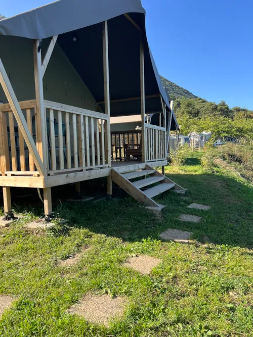 Mietunterkunft - Lodge-Zelt Comfort Am Seeufer Mit Blick Auf Den See, 2 Schlafzimmer, 1 Badezimmer - image n°9 - Camping D'Herbelon