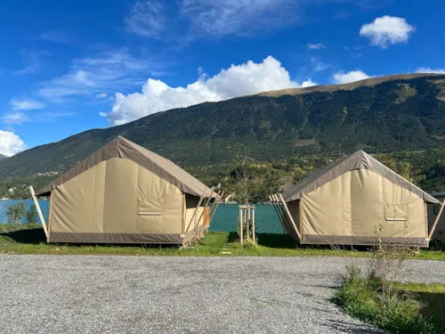 Mietunterkunft - Lodge-Zelt Comfort Am Seeufer Mit Blick Auf Den See, 2 Schlafzimmer, 1 Badezimmer - image n°10 - Camping D'Herbelon