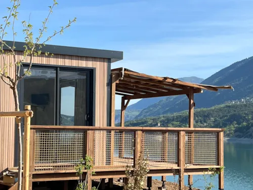 Mietunterkunft - Mobilheim Key West Grand Confort Am Seeufer Mit Blick Auf Den See, 1 Schlafzimmer, 1 Badezimmer - image n°1 - Camping D'Herbelon