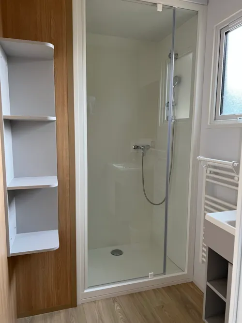 Mietunterkunft - Mobilheim Grand Large Confort Am Seeufer, 2 Schlafzimmer, 1 Badezimmer - image n°6 - Camping D'Herbelon