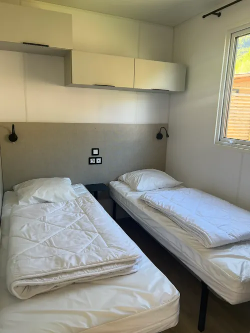Mietunterkunft - Mobilheim Grand Large Confort Am See, 2 Schlafzimmer, 1 Badezimmer - image n°4 - Camping D'Herbelon