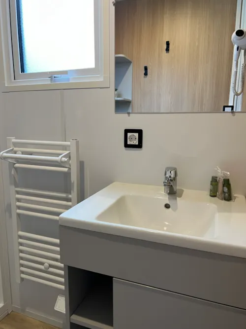 Mietunterkunft - Mobilheim Grand Large Confort Am See, 2 Schlafzimmer, 1 Badezimmer - image n°6 - Camping D'Herbelon