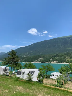Emplacement - Emplacement vue sur le lac : comprend 1 véhicule, 1 tente ou 1 caravane ou 1 van ou 1 camping car - Camping D'Herbelon