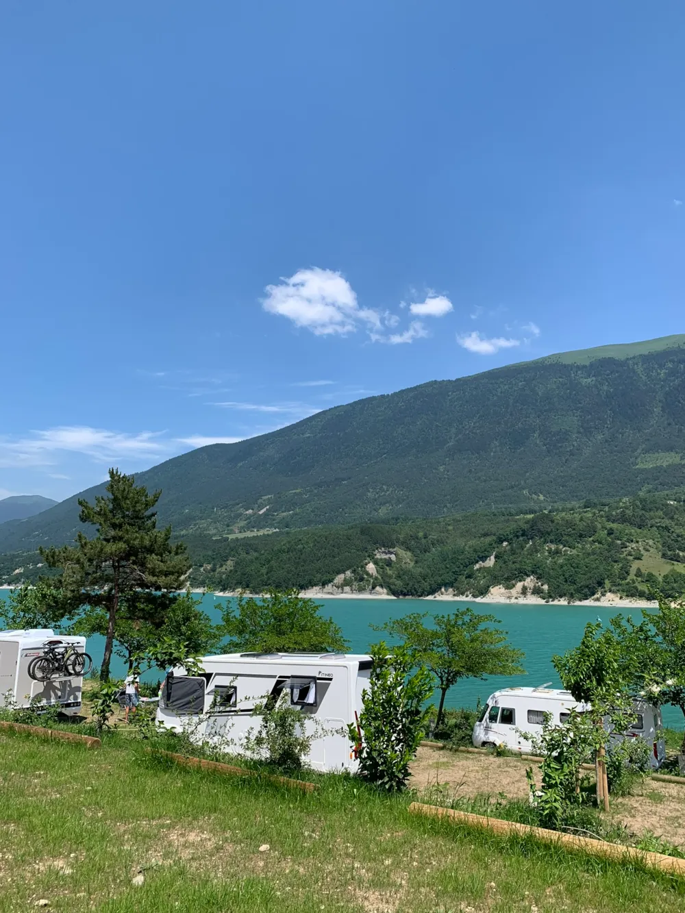 Standplaats bij het meer: omvat 1 voertuig, 1 tent of 1 caravan of 1 bestelwagen of 1 camper