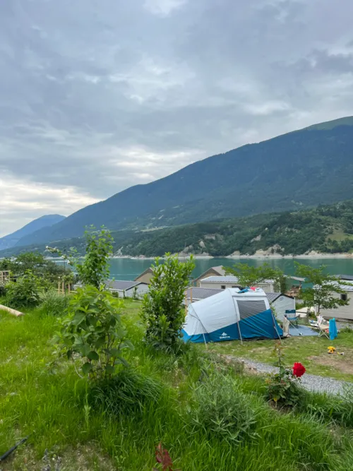 Stellplatz - Stellplatz Mit Seeblick: Umfasst 1 Fahrzeug, 1 Zelt Oder 1 Wohnwagen Oder 1 Van Oder 1 Wohnmobil - image n°4 - Camping D'Herbelon