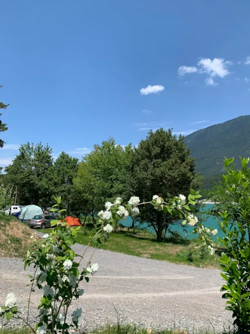 Stellplatz - Stellplatz Mit Seeblick: Umfasst 1 Fahrzeug, 1 Zelt Oder 1 Wohnwagen Oder 1 Van Oder 1 Wohnmobil - image n°5 - Camping D'Herbelon