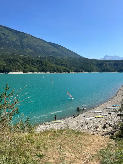 Stellplatz - Stellplatz Mit Seeblick: Umfasst 1 Fahrzeug, 1 Zelt Oder 1 Wohnwagen Oder 1 Van Oder 1 Wohnmobil - image n°8 - Camping D'Herbelon