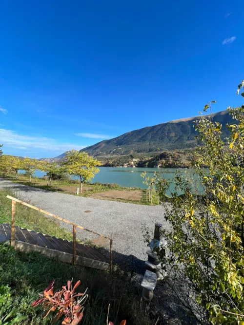Stellplatz - Stellplatz Mit Seeblick: Umfasst 1 Fahrzeug, 1 Zelt Oder 1 Wohnwagen Oder 1 Van Oder 1 Wohnmobil - image n°7 - Camping D'Herbelon