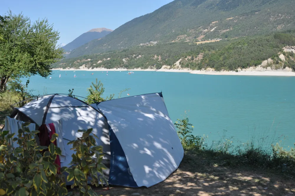 Standplaats aan het meer: omvat 1 voertuig, 1 tent of 1 caravan of 1 bestelwagen of 1 kampeerauto