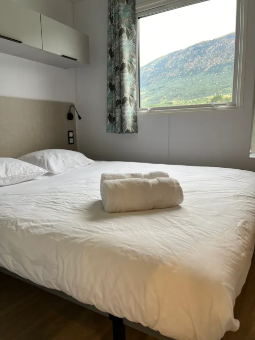 Mietunterkunft - Mobilheim Confort Grand Large Mit Blick Auf Den See, 2 Schlafzimmer, 1 Badezimmer - image n°5 - Camping D'Herbelon