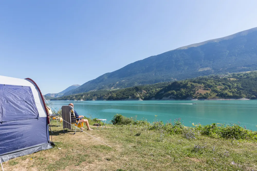 Emplacement - Emplacement Bord Du Lac : Comprend 1 Véhicule, 1 Tente Ou 1 Caravane Ou 1 Van Ou 1 Camping Car - Camping D'Herbelon