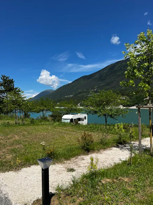 Stellplatz - Stellplatz Mit Seeblick: Umfasst 1 Fahrzeug, 1 Zelt Oder 1 Wohnwagen Oder 1 Van Oder 1 Wohnmobil - image n°2 - Camping D'Herbelon