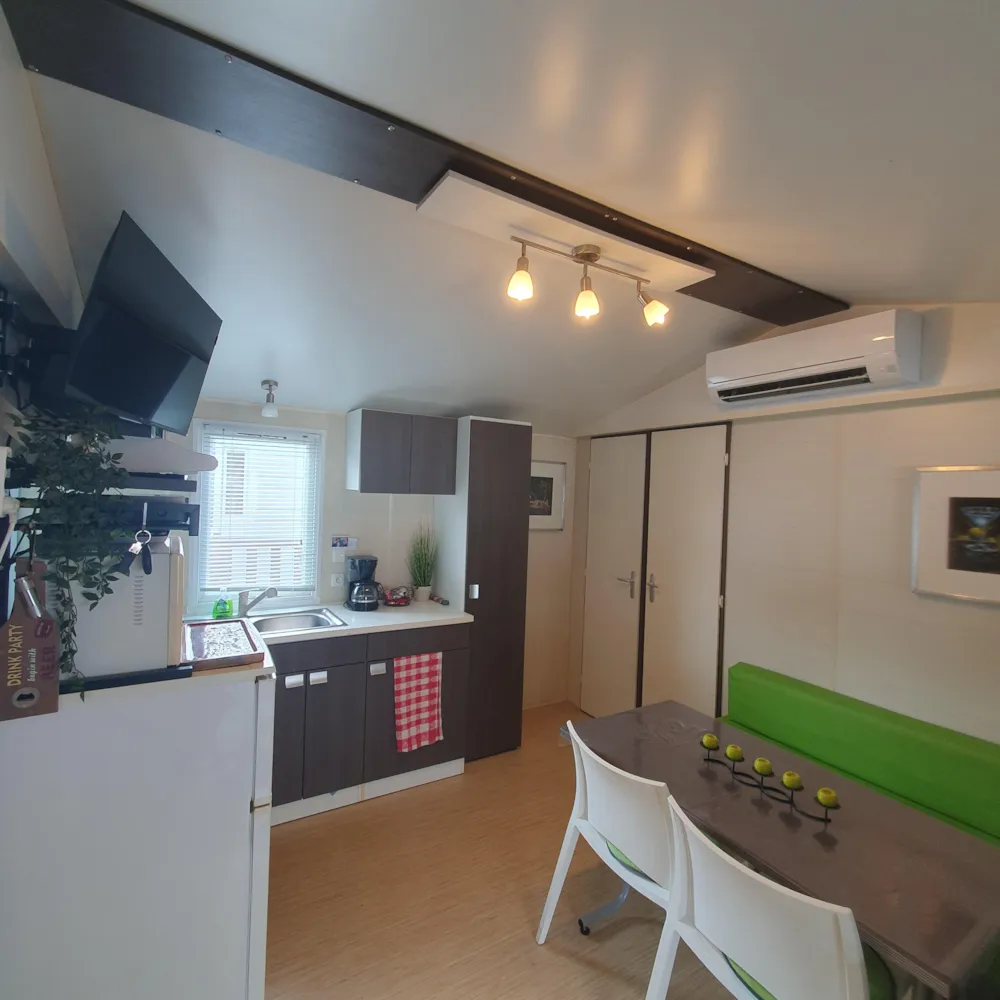 Accommodation - Mélissani 2-Bedroom Air-Conditioned Mobile Home - image n°2 - Camping Le Hameau des Pêcheurs