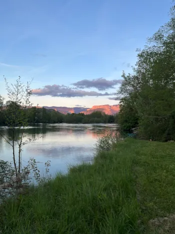 Stellplatz - Stellplätze Mit Blick Auf Fluss Und Berge  – Größe Xxl - Camping Côté Vercors