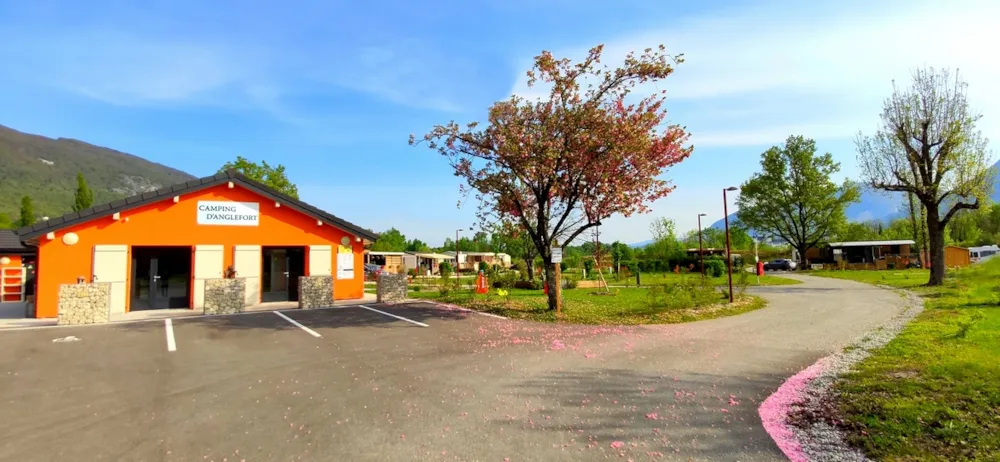 Camping d'Anglefort - Lac de Mansin - image n°1 - Ain