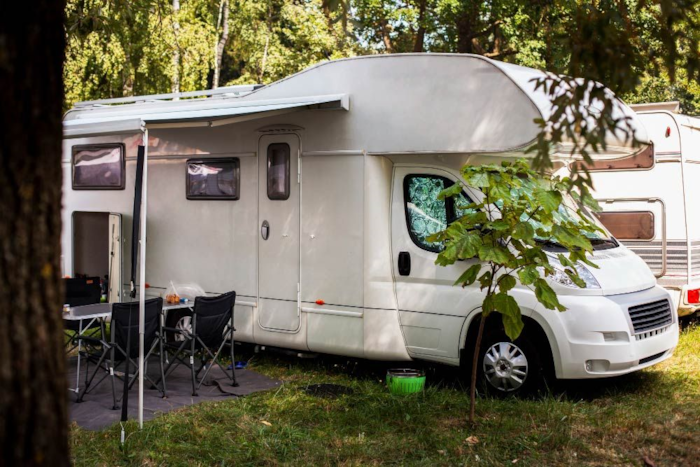 Emplacement Camping Car + Eau + Électricité 16A -