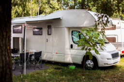 Standplads : Campingvogn + Vand + Elektricitet 16A -