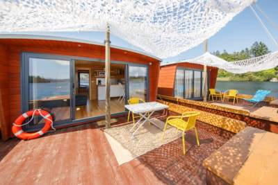 Lodge Boat 1 cabin