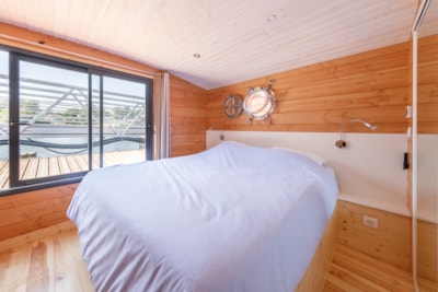 Lodge Boat 1 cabin