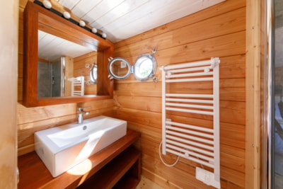Lodge Boat 1 cabin