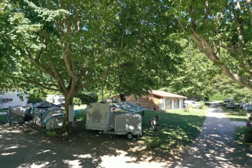 Kampeerplaats(en) - Plaats Met Elektriciteit Tent / Caravan / Camper ⛺🚐🚌🌞 - image n°6 - Camping Le Bois de Cornage