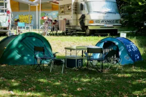 Emplacement - Plaats met elektriciteit Tent / caravan / camper ⛺🚐🚌🌞 - Camping Le Bois de Cornage