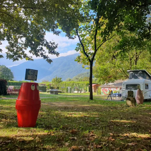 Kampeerplaats(en) - Plaats Met Elektriciteit Tent / Caravan / Camper ⛺🚐🚌🌞 - image n°5 - Camping Le Bois de Cornage