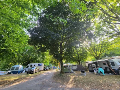 Kampeerplaats(en) - Plaats Met Elektriciteit Tent / Caravan / Camper ⛺🚐🚌🌞 - image n°2 - Camping Le Bois de Cornage