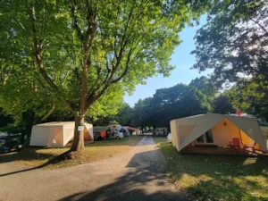 Locatif - L'Evasion QUATRO (zonder water, 2 slaapkamers, 16 m²) 🌺🌺🌺🌺 - Camping Le Bois de Cornage