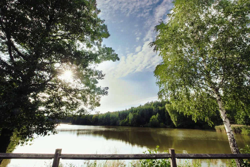 Parkirno Mjesto S Pogledom Na Ribnjak
