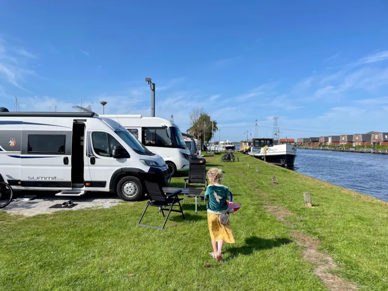 Emplacement Camping-Car Au Bord De L'eau