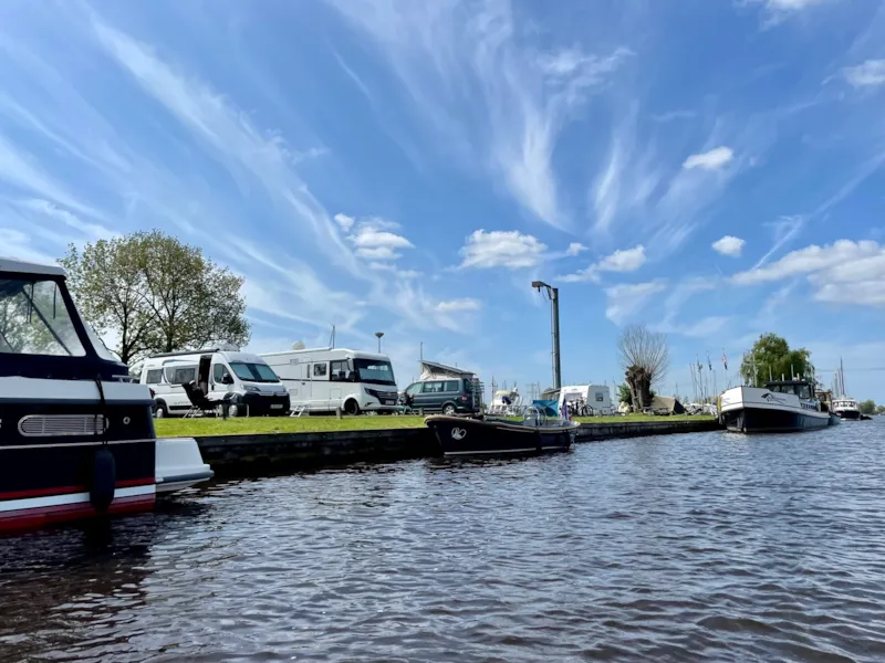 Emplacement Camping-Car Au Bord De L'eau
