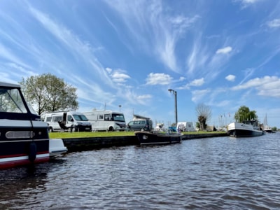 Motor home Pitch by the water — 3