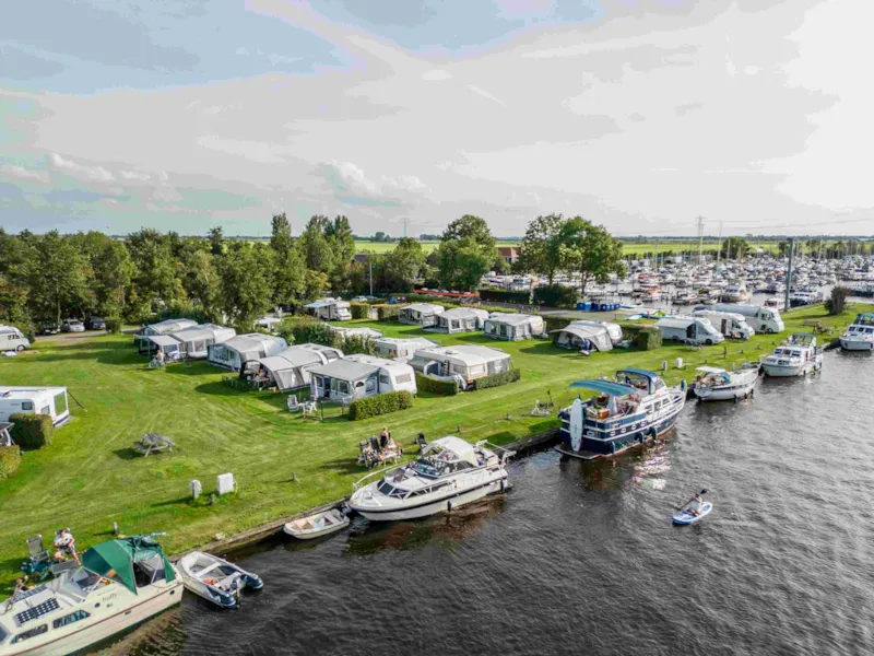 Emplacement Camping-Car Au Bord De L'eau