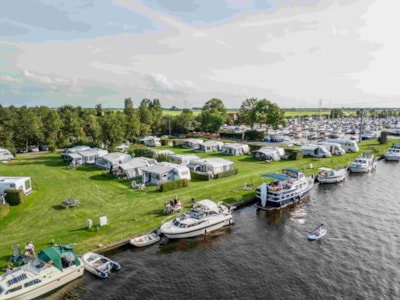 Motor home Pitch by the water — 4